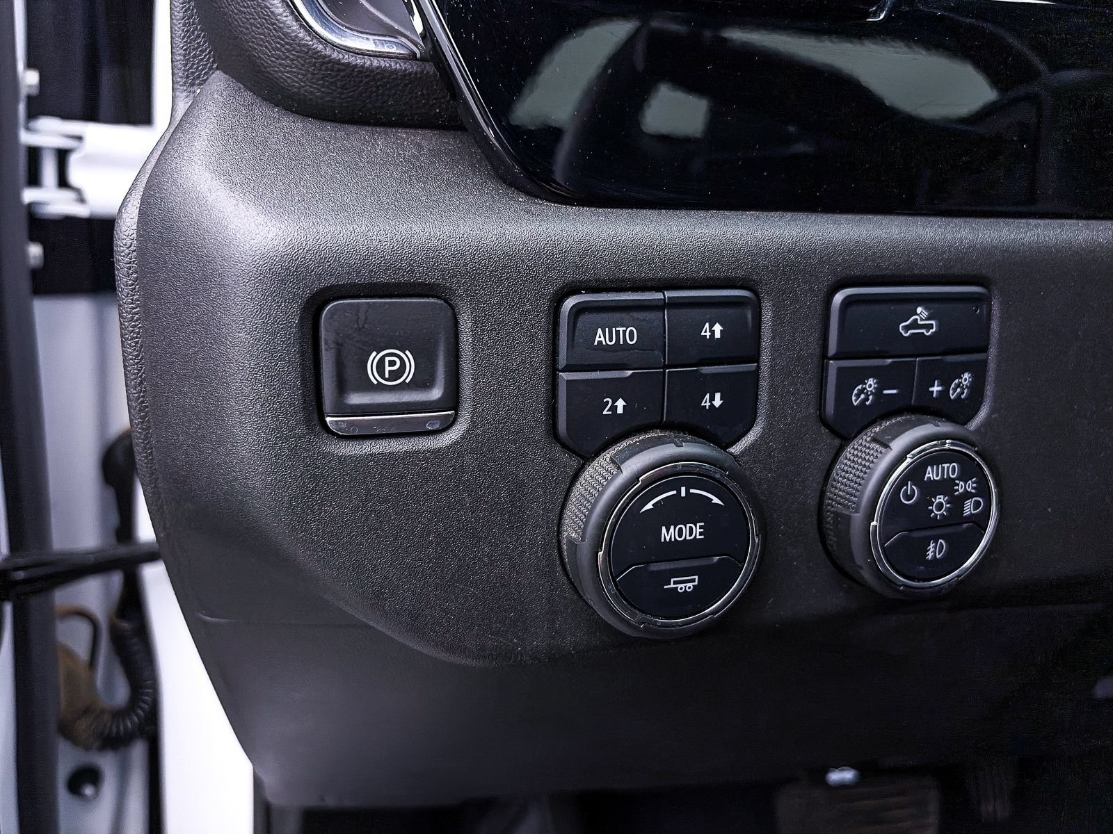 Used 2024 Chevrolet Silverado 1500 LT Trail Boss w/ Convenience Package II AWD/4WD image 7
