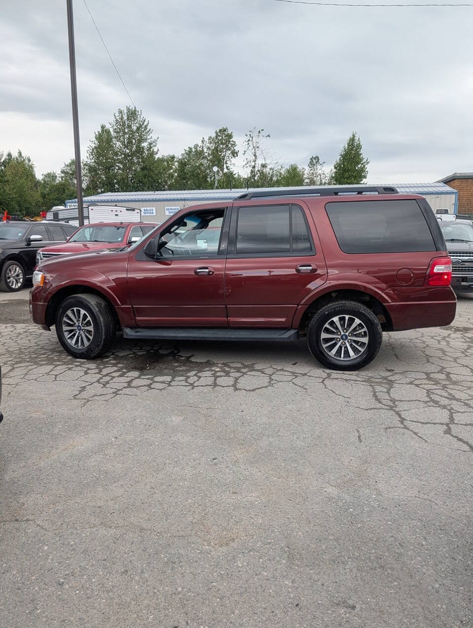 Used 2017 Ford Expedition XLT AWD/4WD image 2