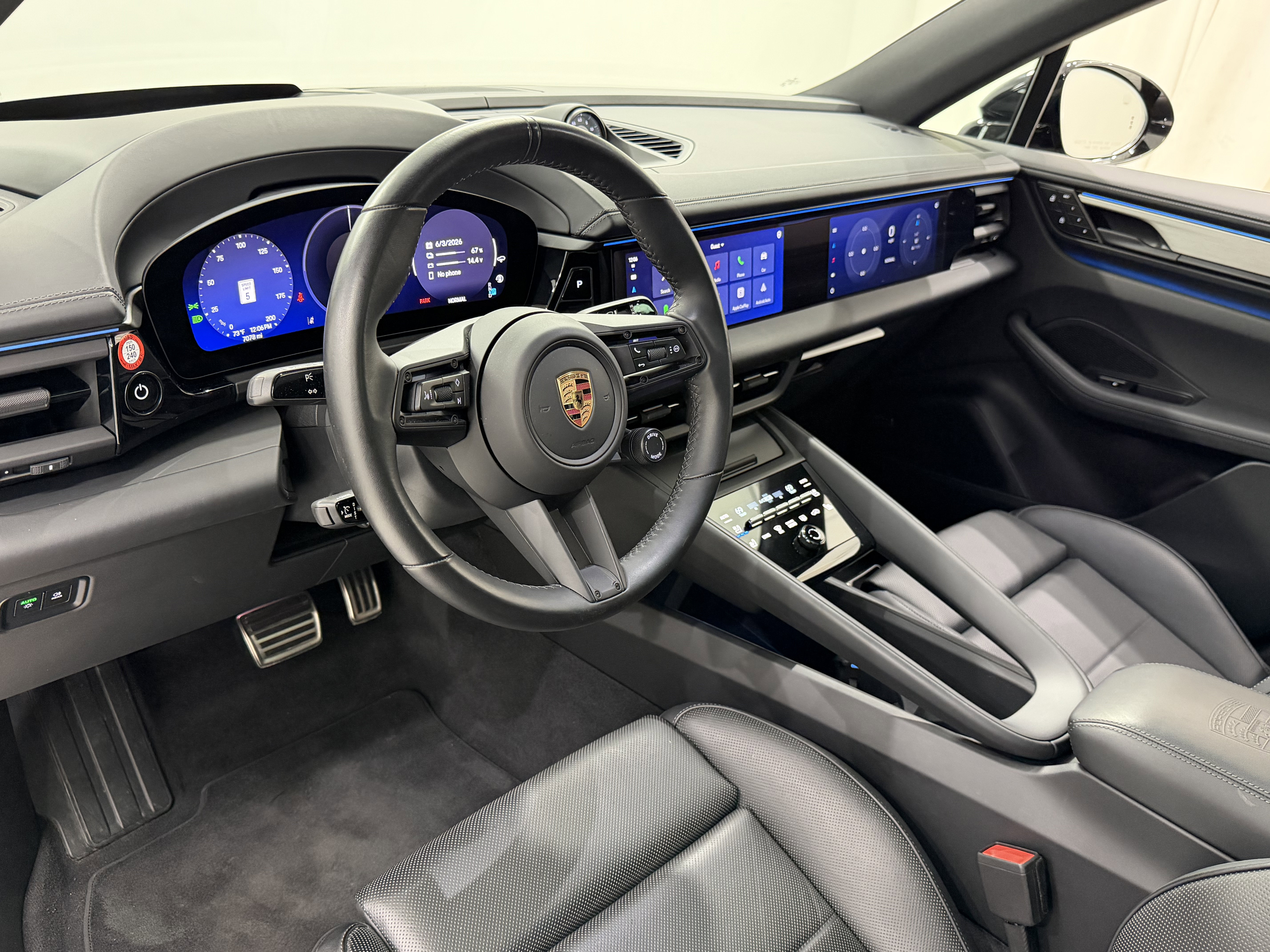 Certified 2025 Porsche Macan 4S Electric AWD/4WD image 4