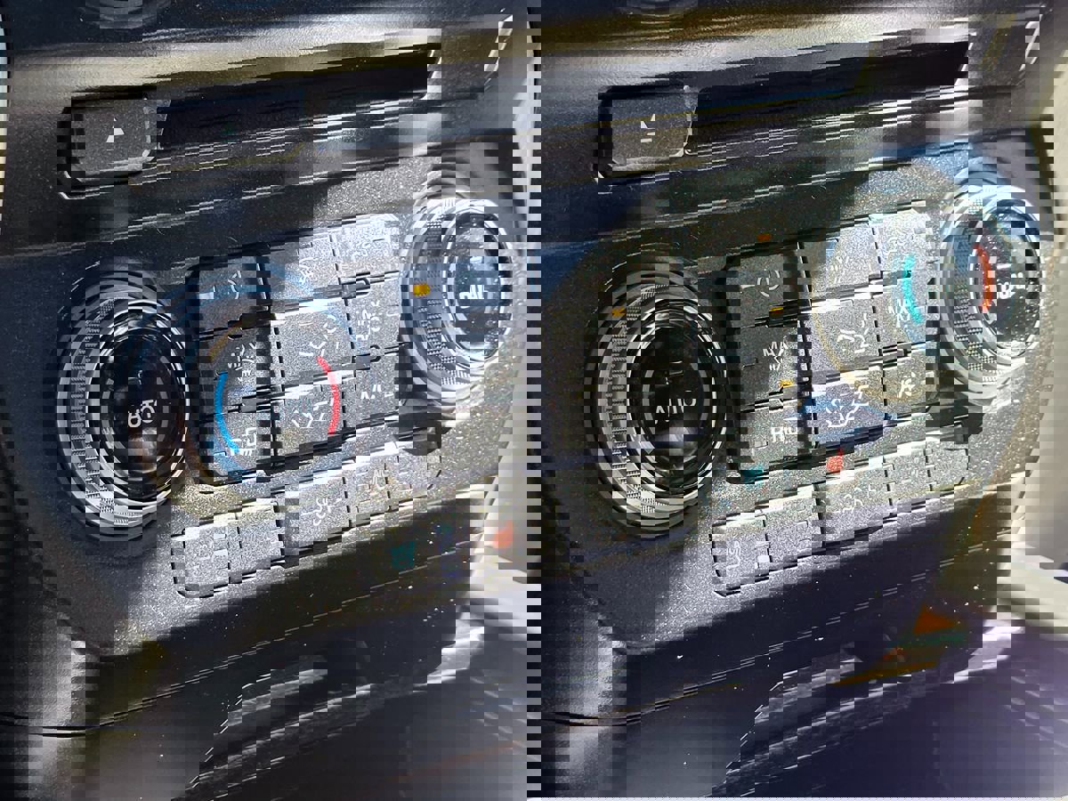 Used 2015 Ford F150 Platinum w/ Equipment Group 701A Luxury image 40