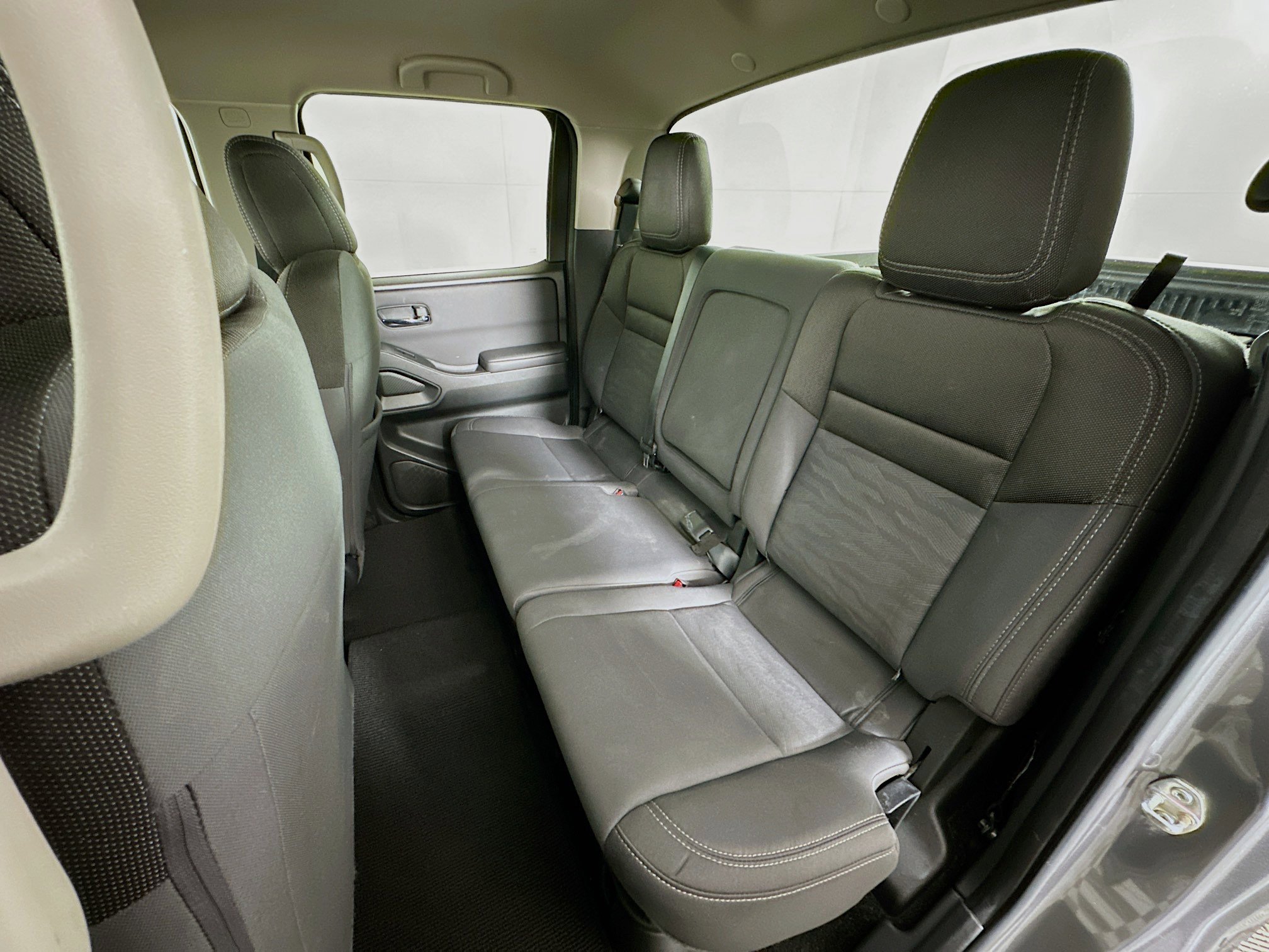 Used 2024 Nissan Frontier SV image 25