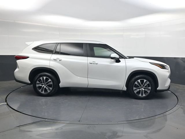 Used 2023 Toyota Highlander XLE image 3