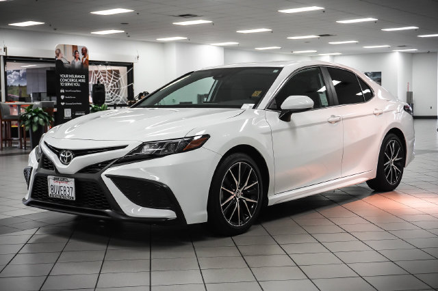 Used 2021 Toyota Camry SE FWD image 3