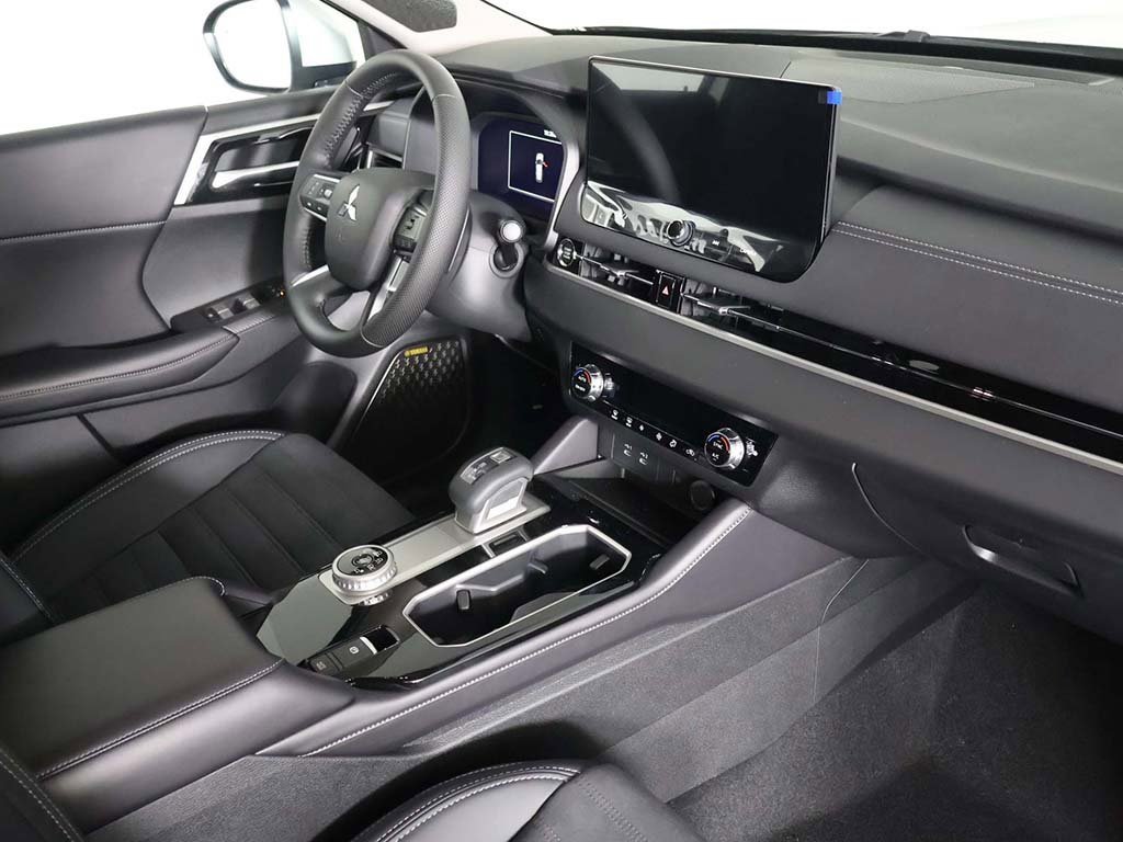 New 2025 Mitsubishi Outlander SE image 33