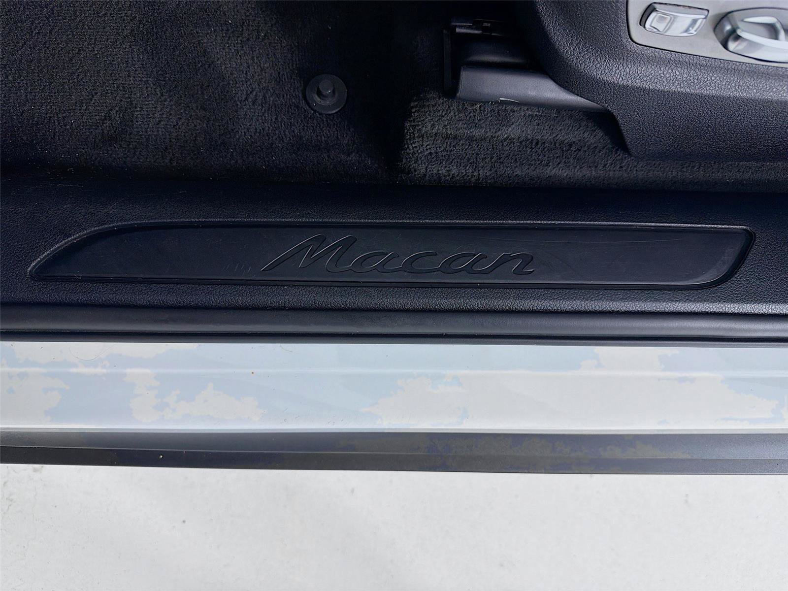 Certified 2023 Porsche Macan Turbo AWD/4WD image 9