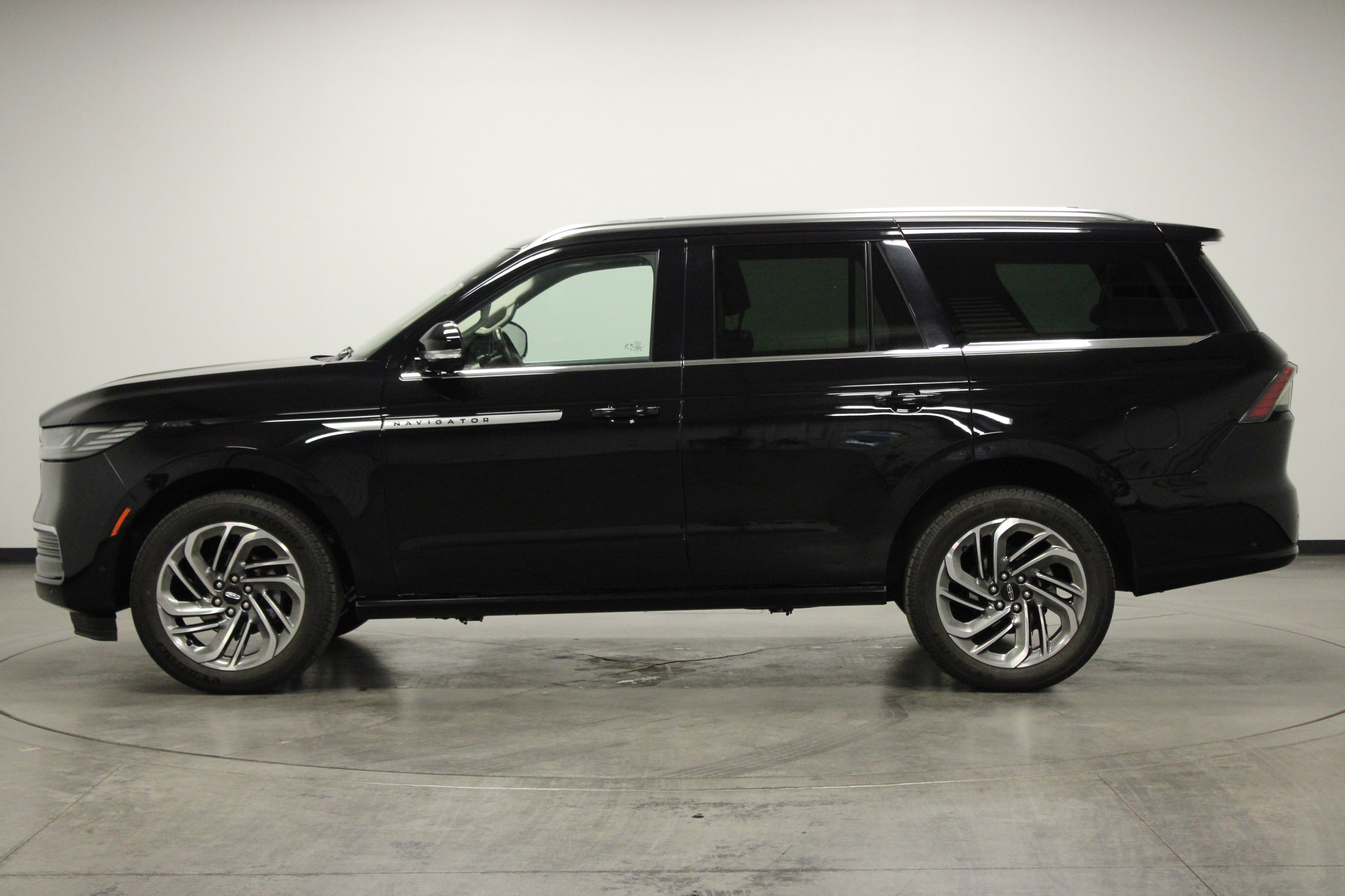 Used 2025 Lincoln Navigator Reserve image 5
