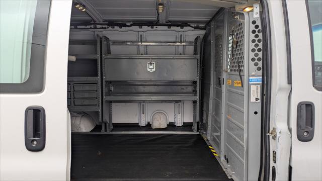 Used 2015 Chevrolet Express 3500 RWD image 16
