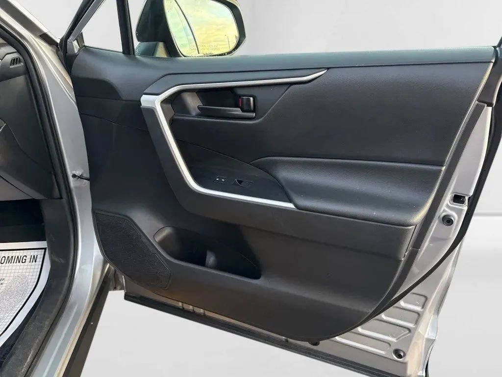 Used 2022 Toyota RAV4 LE FWD image 13