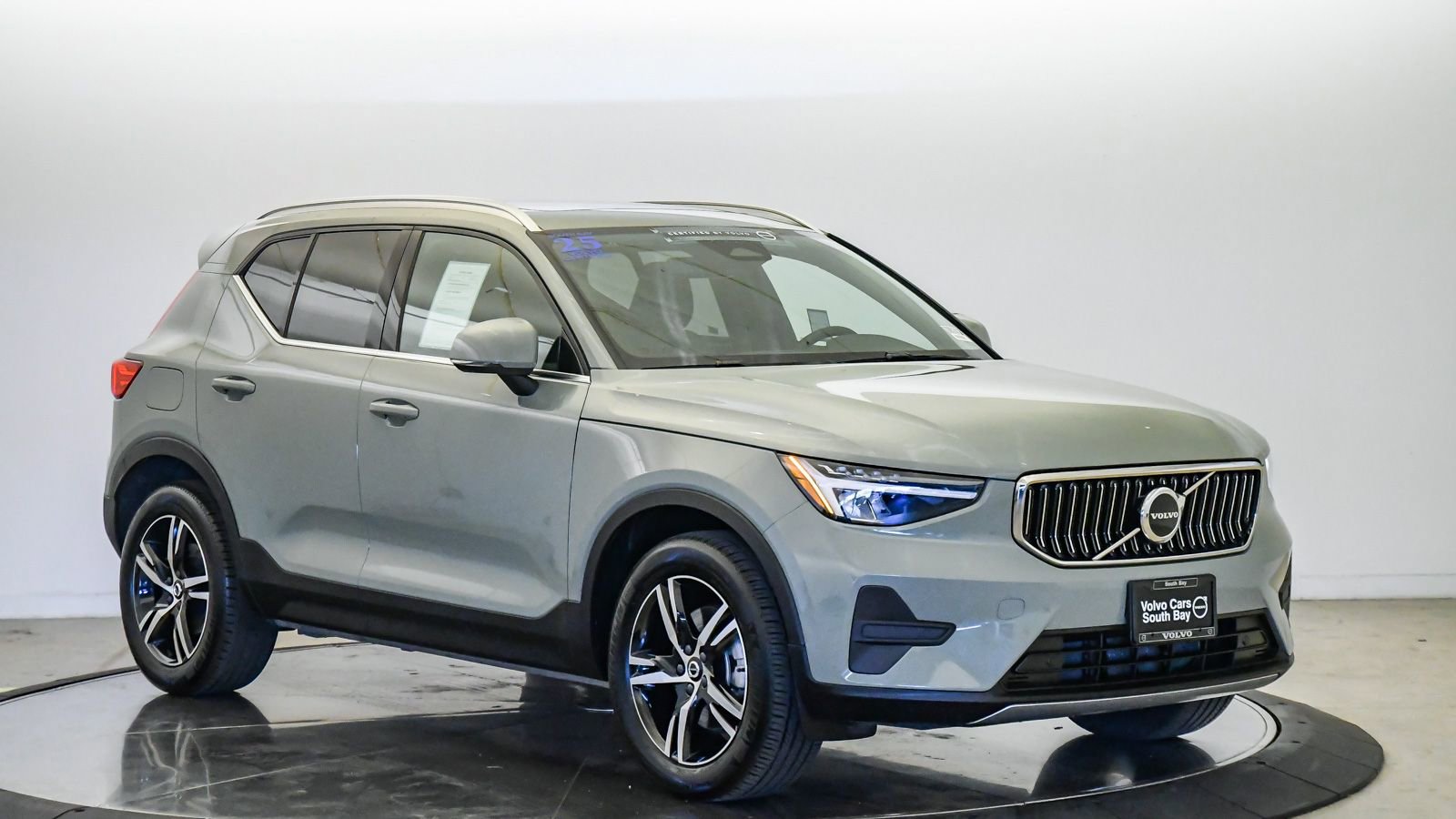 Certified 2025 Volvo XC40 B5 Core AWD/4WD image 6