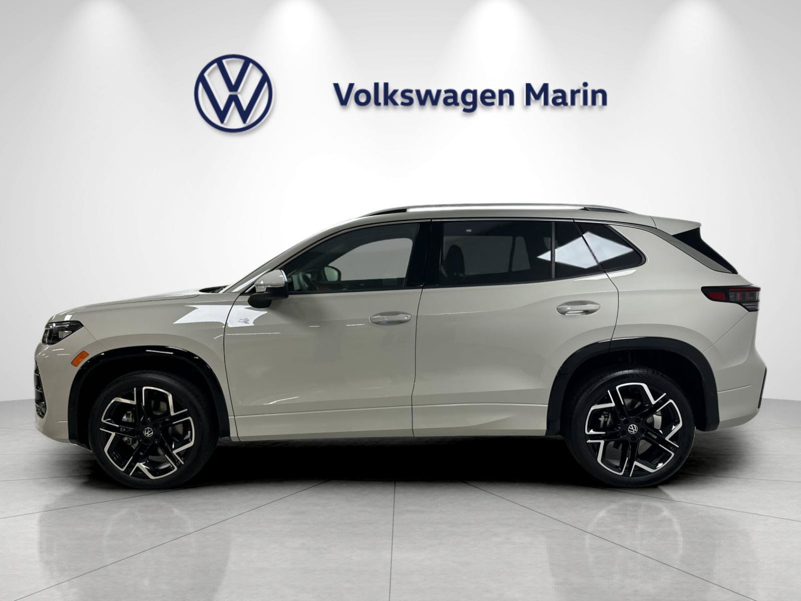 New 2026 Volkswagen Tiguan SEL R-Line AWD/4WD image 2