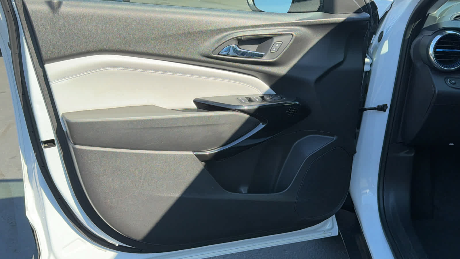 Used 2024 Chevrolet Trax LT FWD image 23