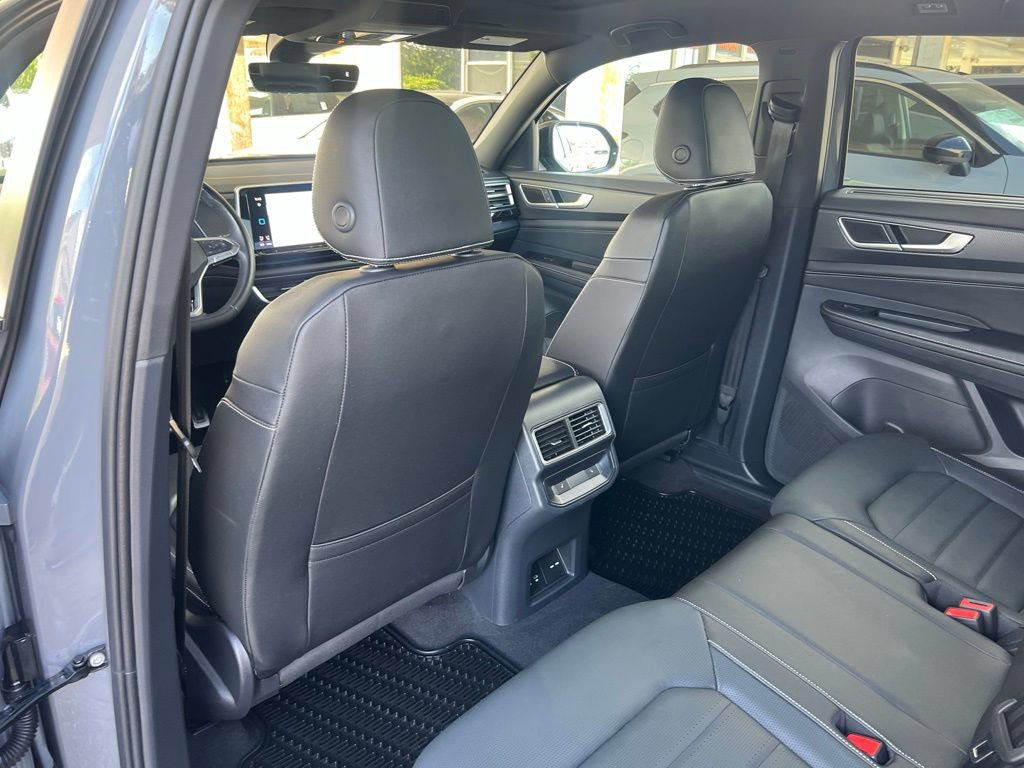 Used 2025 Volkswagen Atlas Cross Sport SEL R-Line AWD/4WD image 10