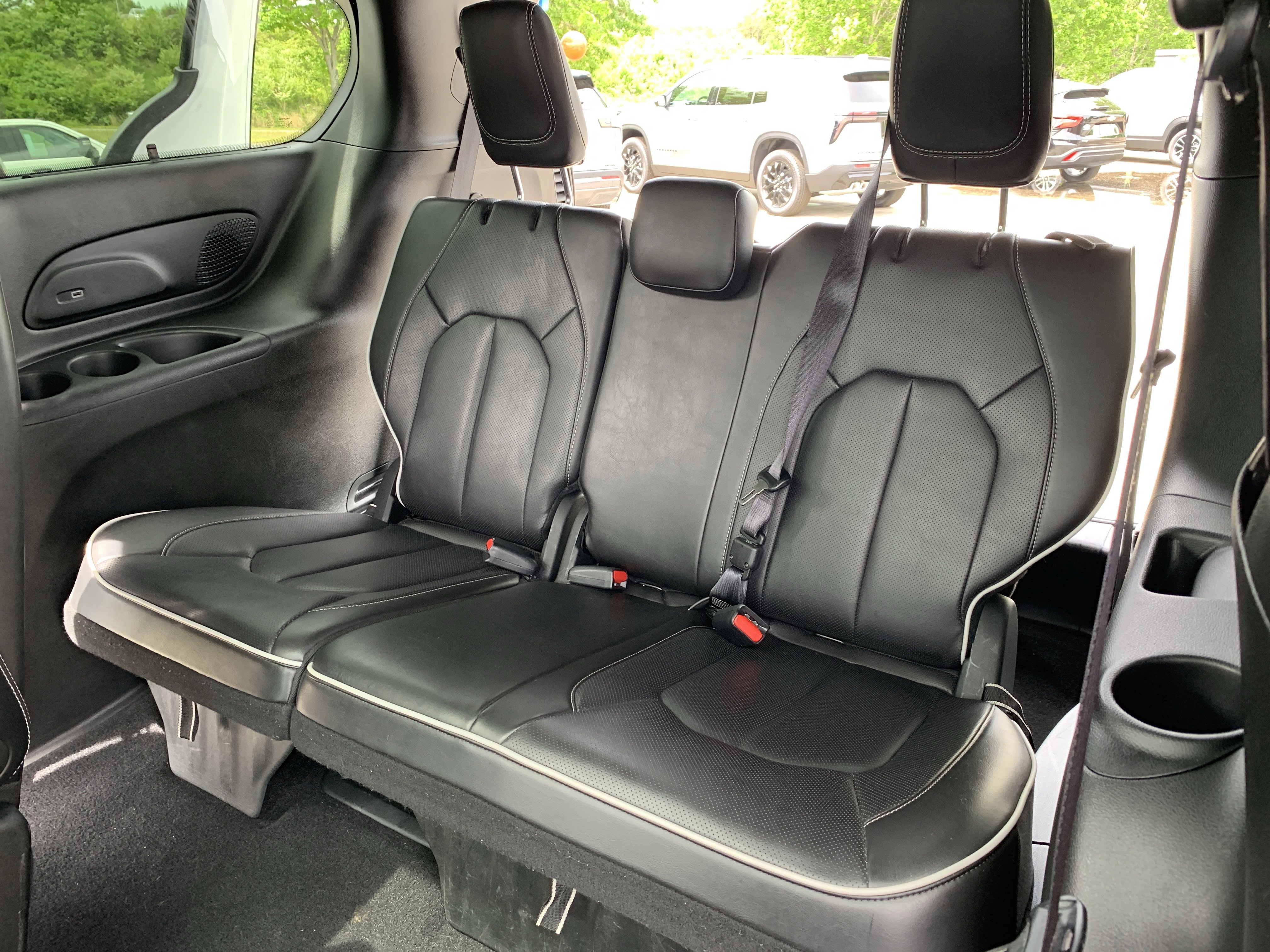 Used 2025 Chrysler Pacifica Limited FWD image 30