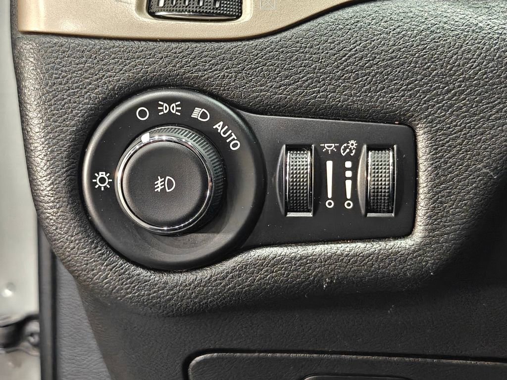 Used 2015 Jeep Cherokee Latitude w/ Cold Weather Group image 42