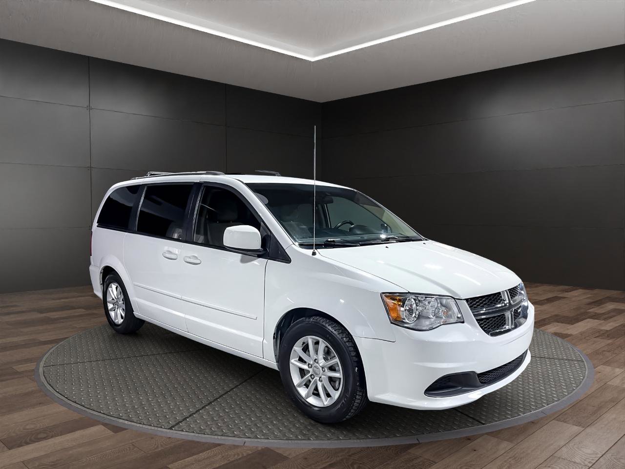 Used 2016 Dodge Grand Caravan SXT image 2