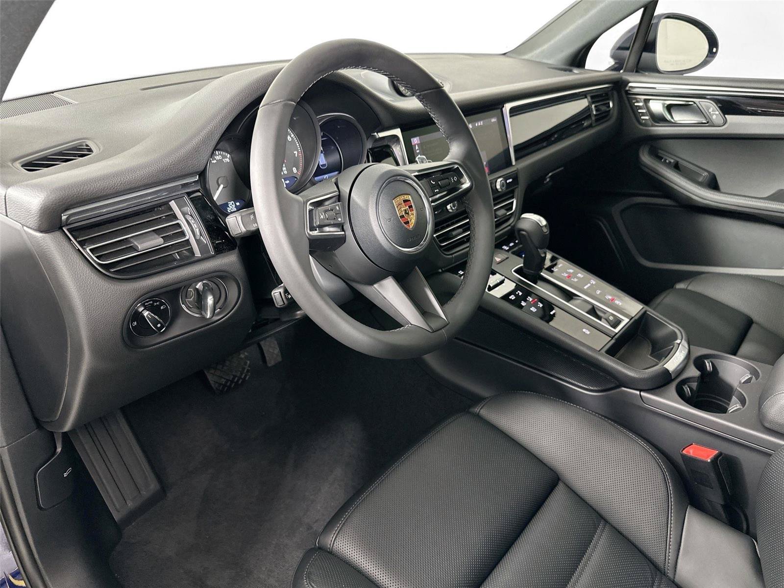 Certified 2026 Porsche Macan Turbo AWD/4WD image 4