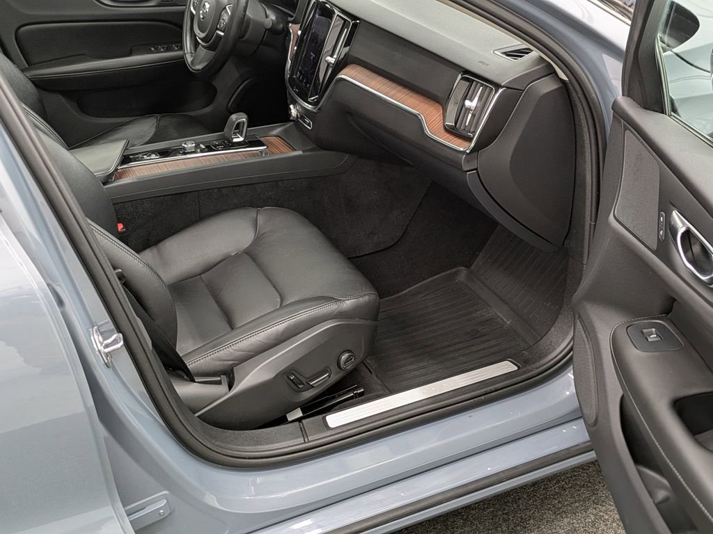 Used 2022 Volvo S60 B5 Momentum w/ Premium Package image 16