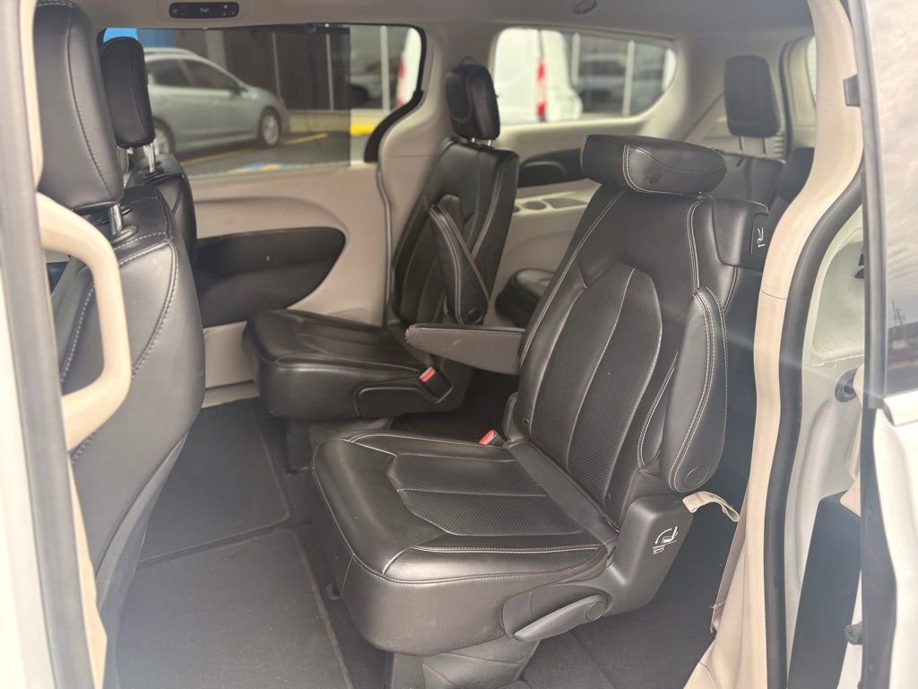 Used 2023 Chrysler Pacifica Touring-L image 14