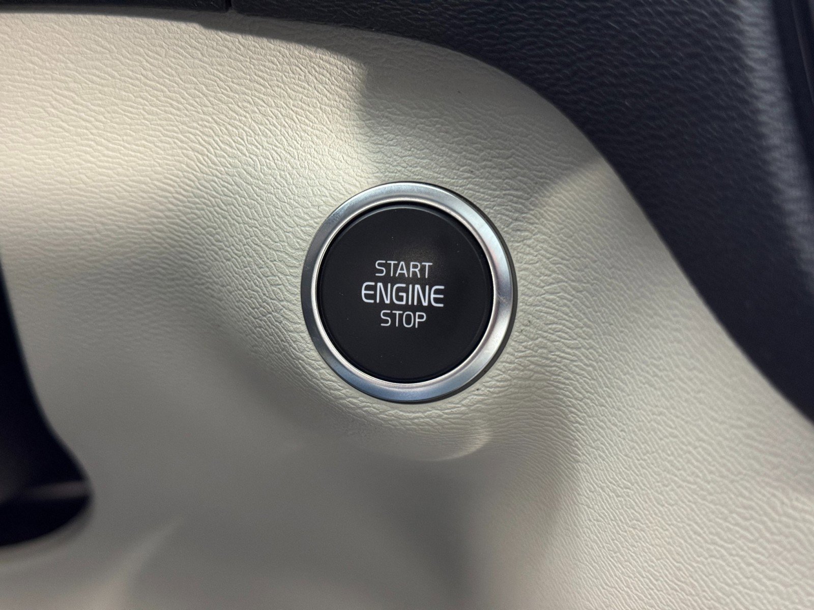 Used 2023 Volvo XC40 B5 Ultimate image 23