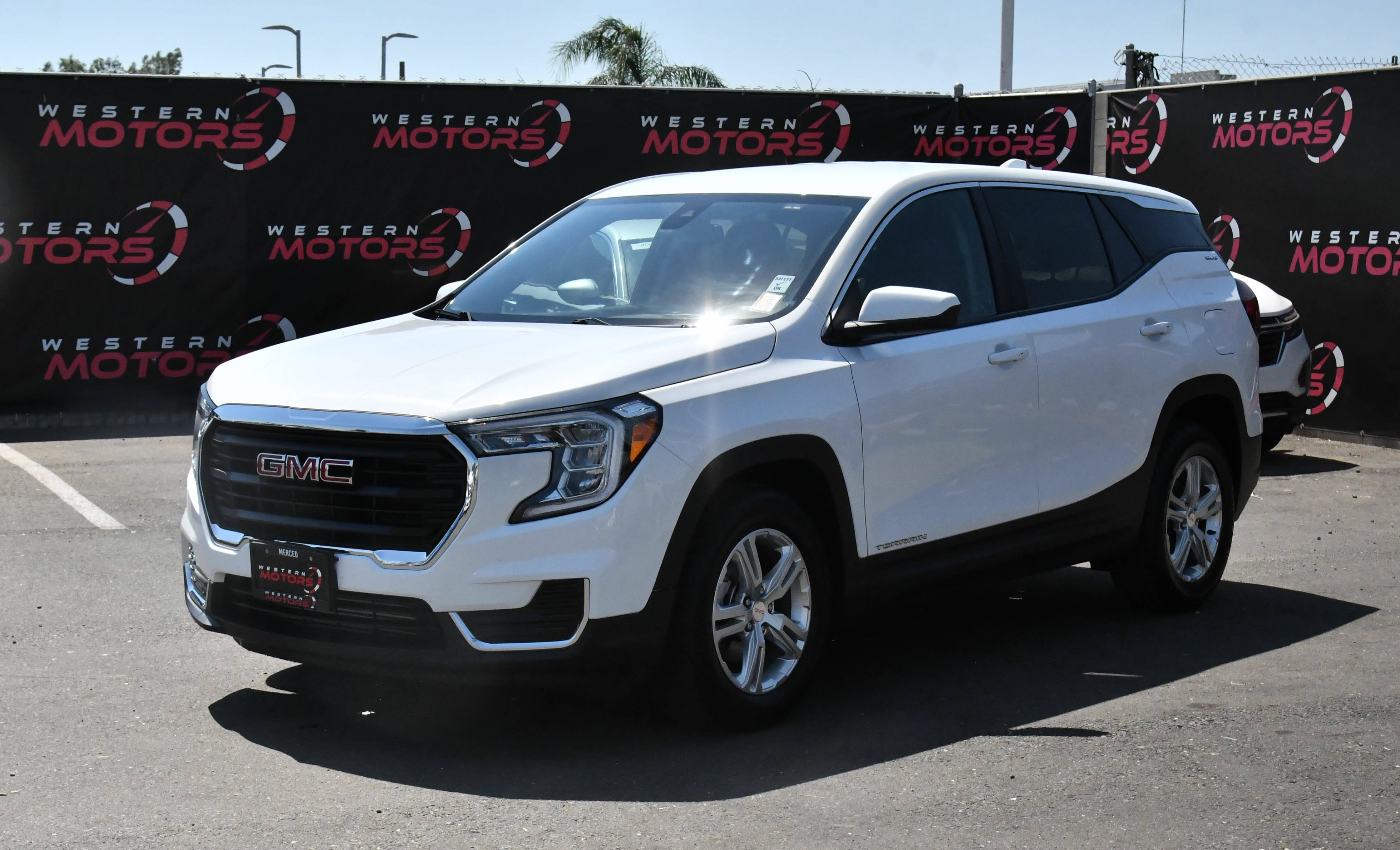 Used 2024 GMC Terrain SLE FWD image 3