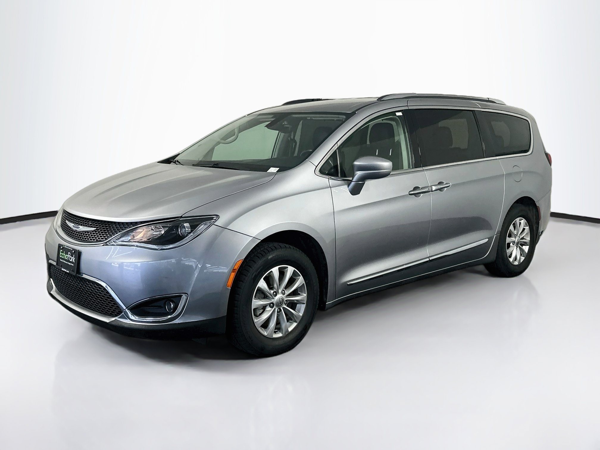 Used 2019 Chrysler Pacifica Touring-L FWD image 3