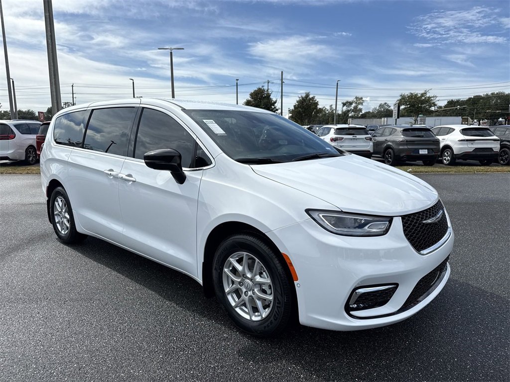 New 2026 Chrysler Pacifica Select image 1