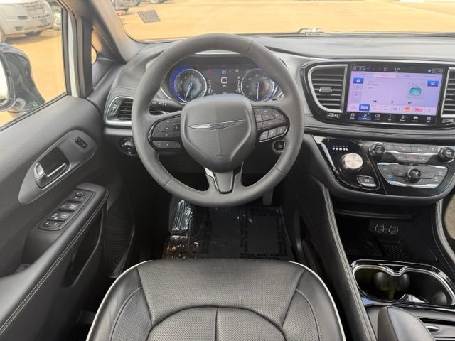 Used 2025 Chrysler Pacifica Limited FWD image 10