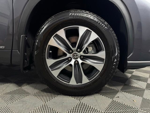 Used 2025 Toyota Highlander XLE image 11