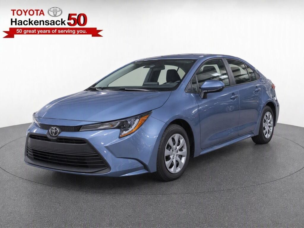 Used 2025 Toyota Corolla LE FWD image 2