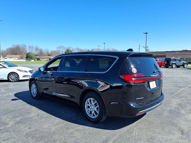 Used 2025 Chrysler Pacifica Select image 4