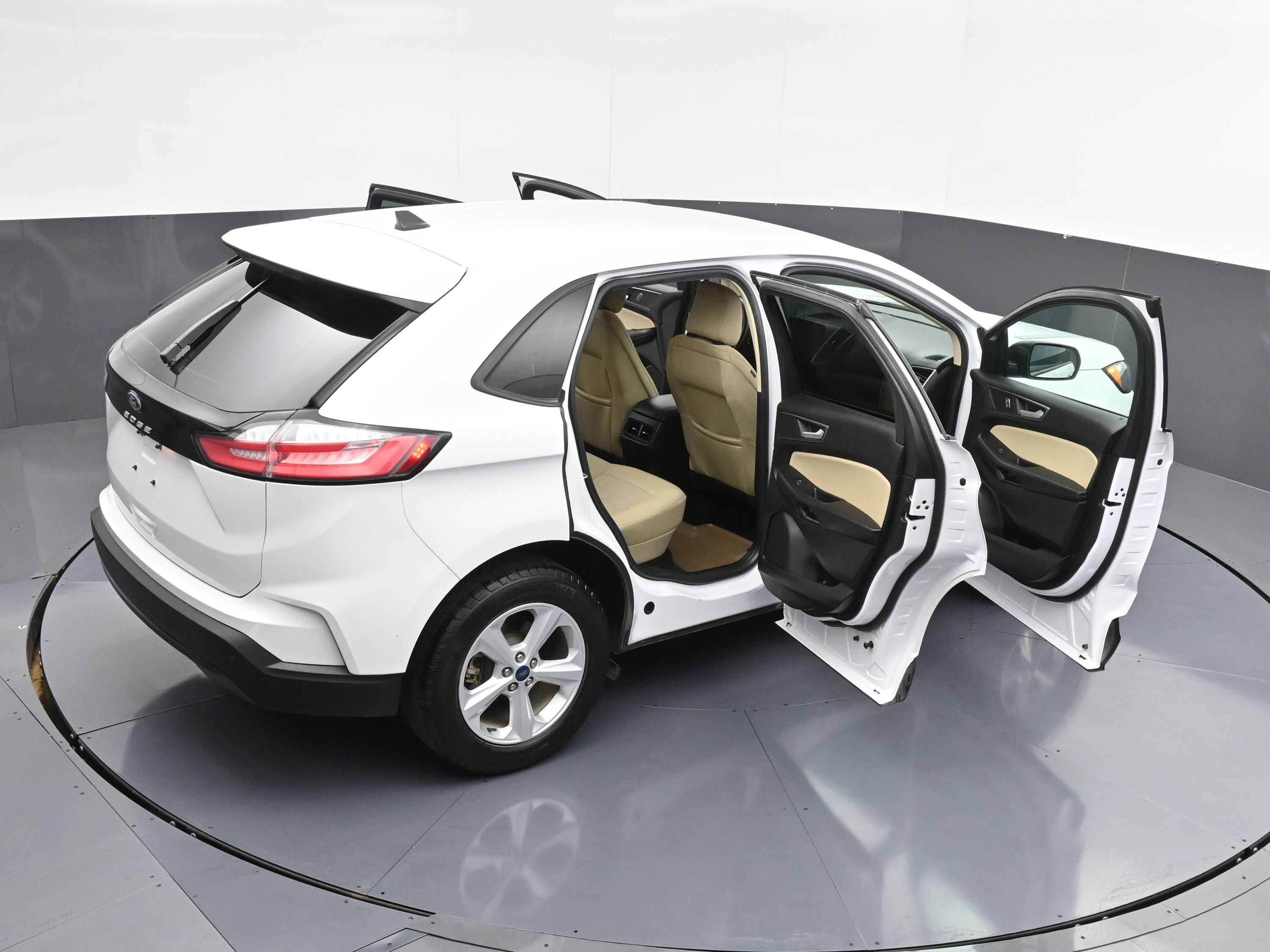 Used 2021 Ford Edge SE image 43