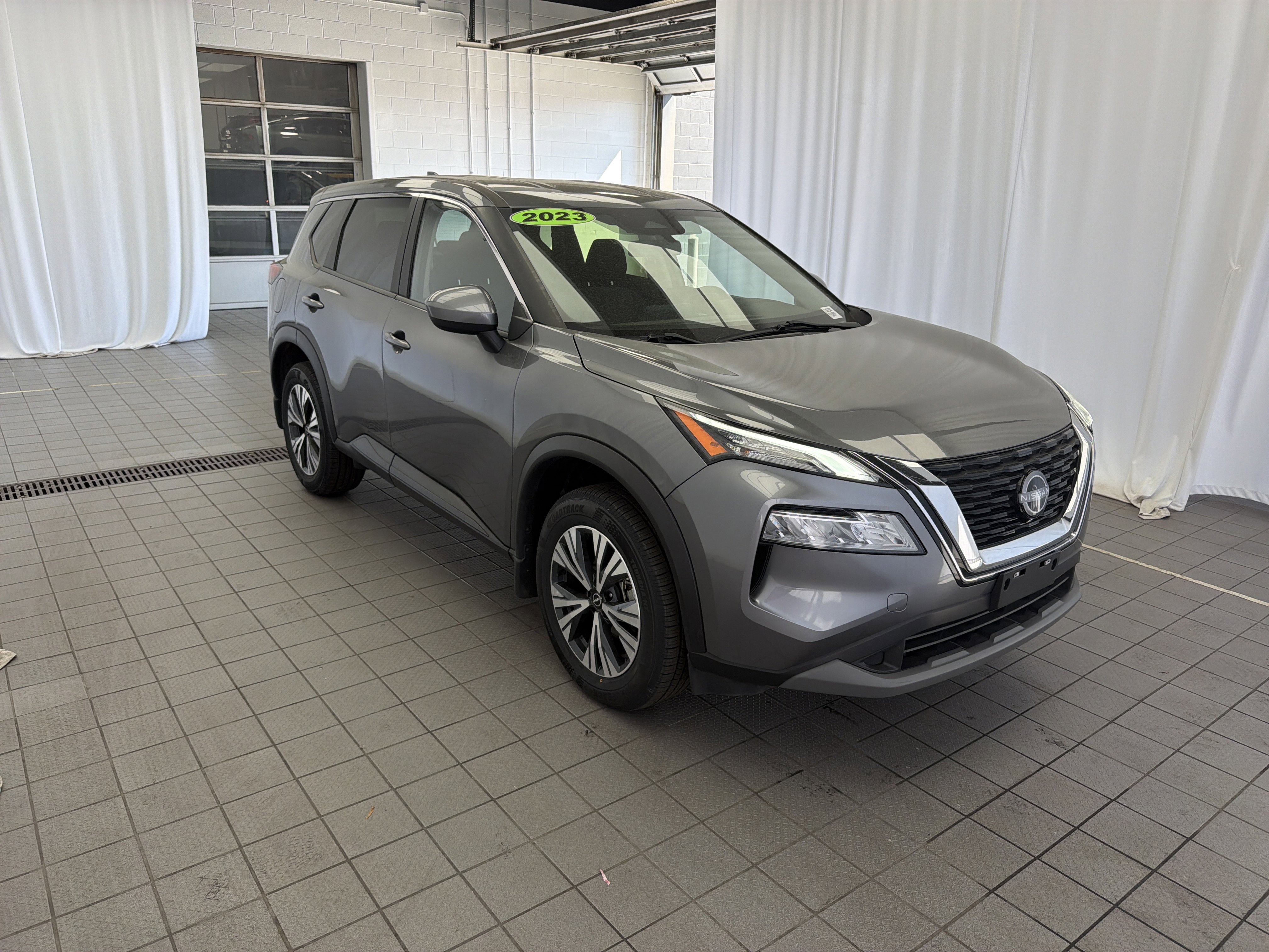 Used 2023 Nissan Rogue SV image 3