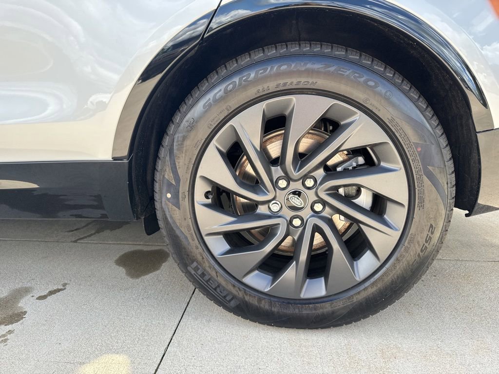 New 2024 Land Rover Discovery Dynamic SE image 22