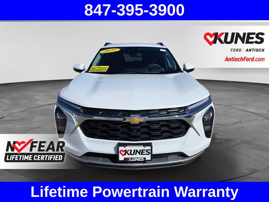 Used 2025 Chevrolet Trax LT FWD image 2