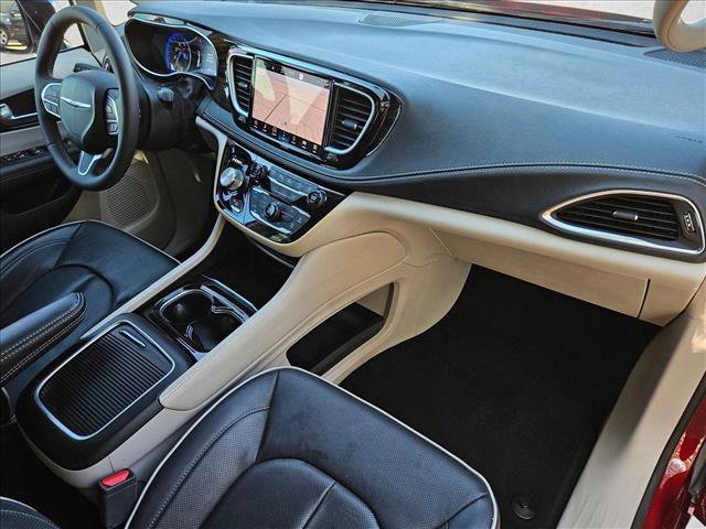 Used 2023 Chrysler Pacifica Limited image 24