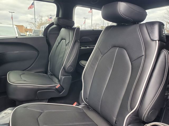 New 2026 Chrysler Pacifica Limited w/ Uconnect Theater Family Group image 15