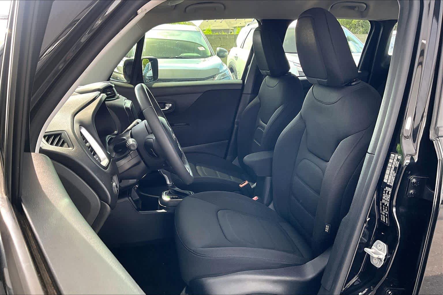 Used 2018 Jeep Renegade Latitude w/ Popular Equipment Group FWD image 8