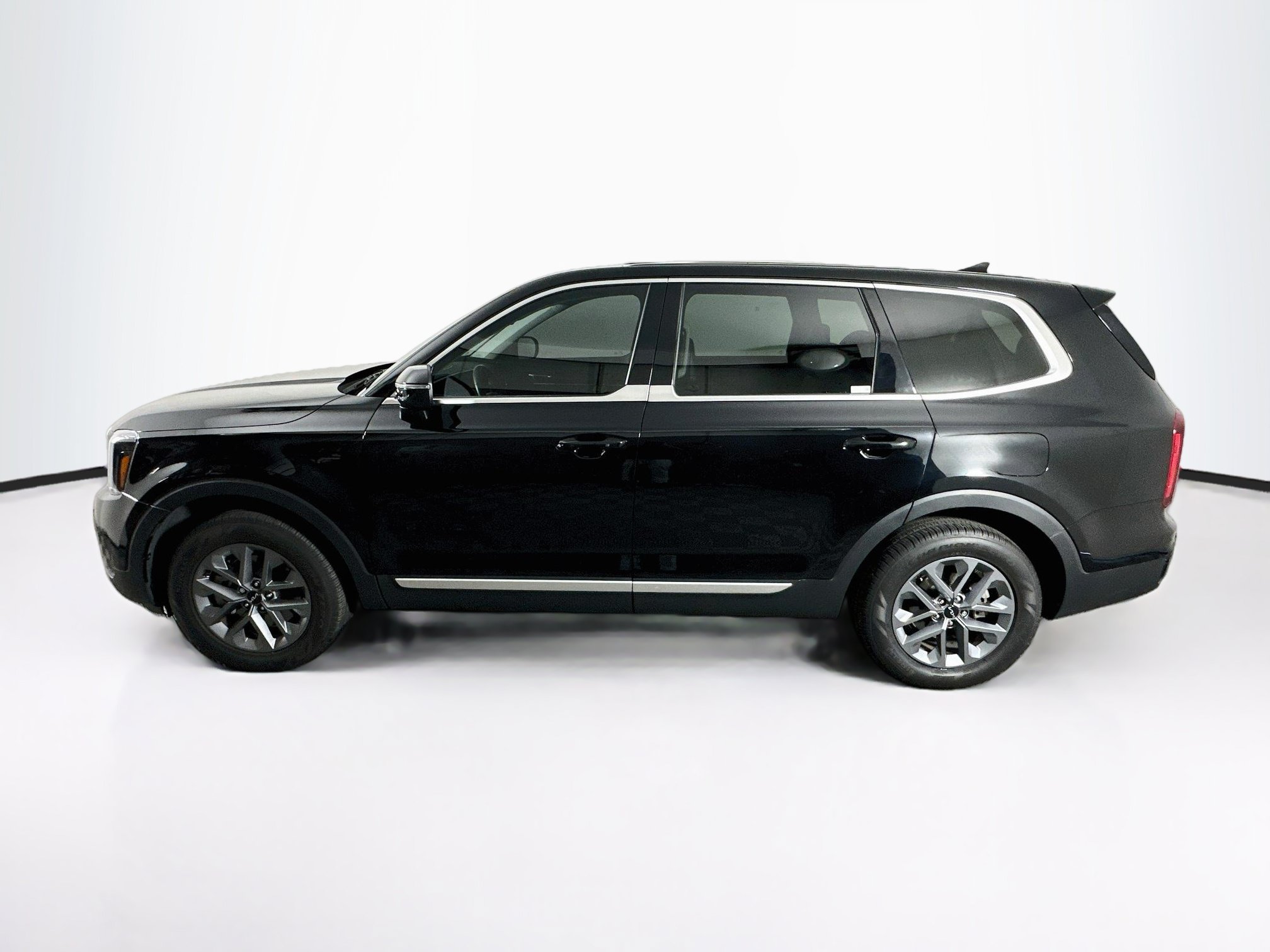 Used 2025 Kia Telluride LX FWD image 4