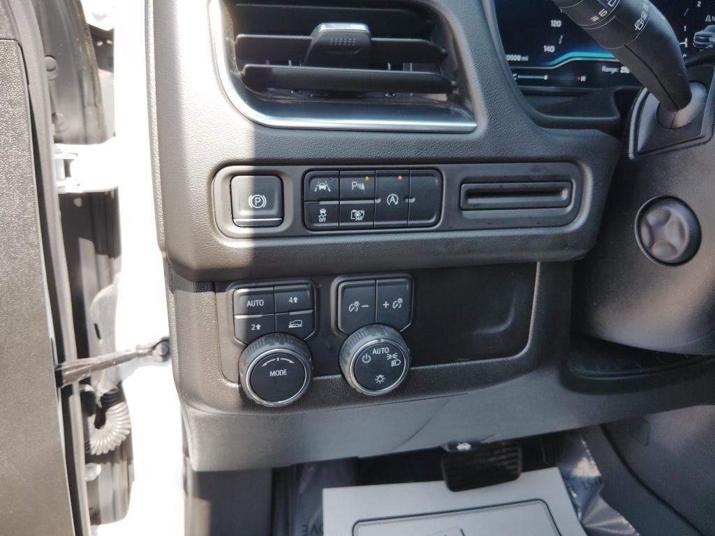 Used 2024 Chevrolet Suburban LT w/ Luxury Package AWD/4WD image 17