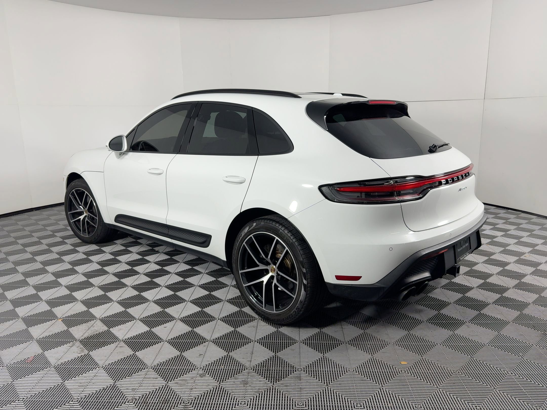 Certified 2024 Porsche Macan image 3