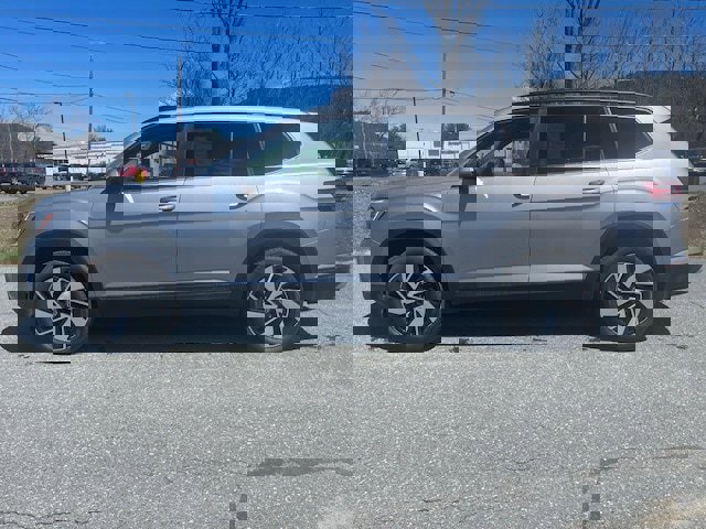 Used 2025 Volkswagen Atlas SE AWD/4WD image 3