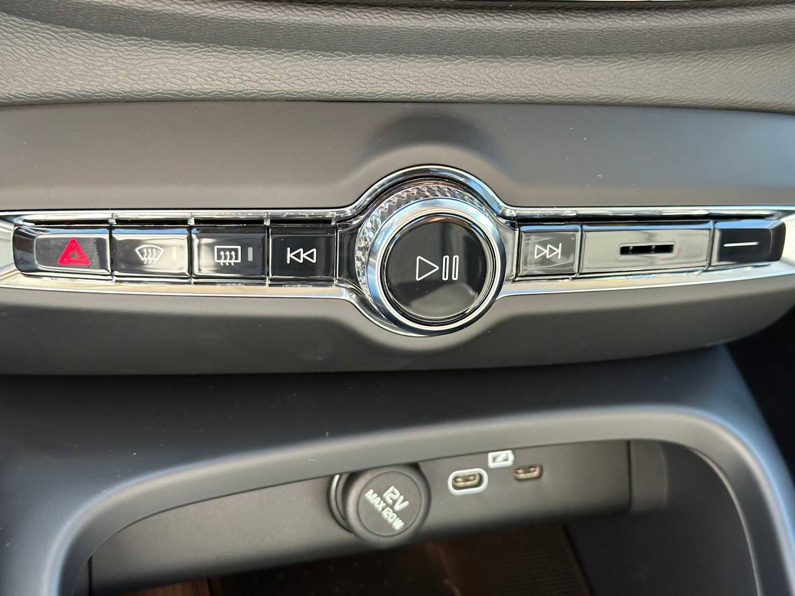 New 2025 Volvo XC40 B5 Ultra w/ Climate Package image 29