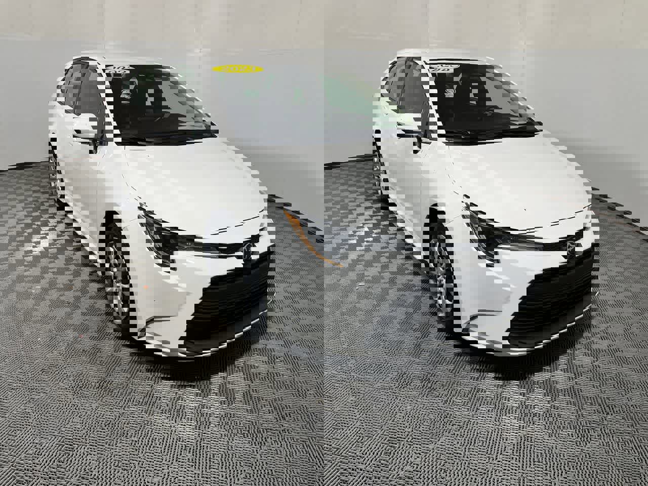 Used 2023 Toyota Corolla LE image 2