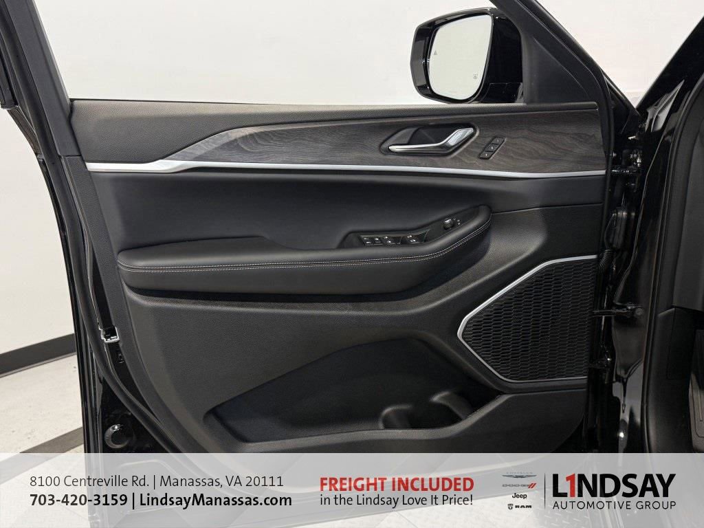 New 2025 Jeep Grand Cherokee L Limited w/ Luxury Tech Group II image 18