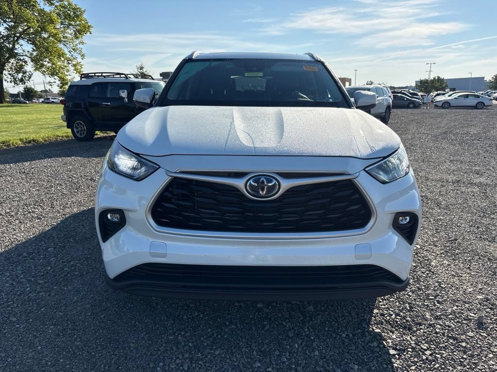 Used 2022 Toyota Highlander XLE AWD/4WD image 2