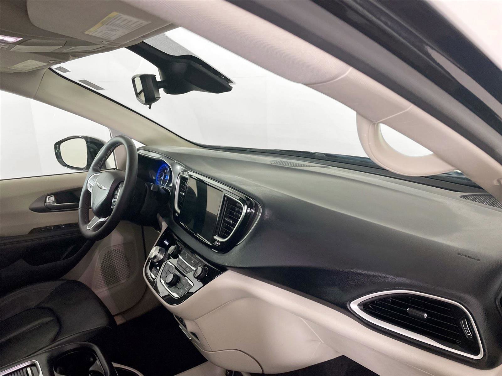 Used 2024 Chrysler Pacifica Touring-L image 29