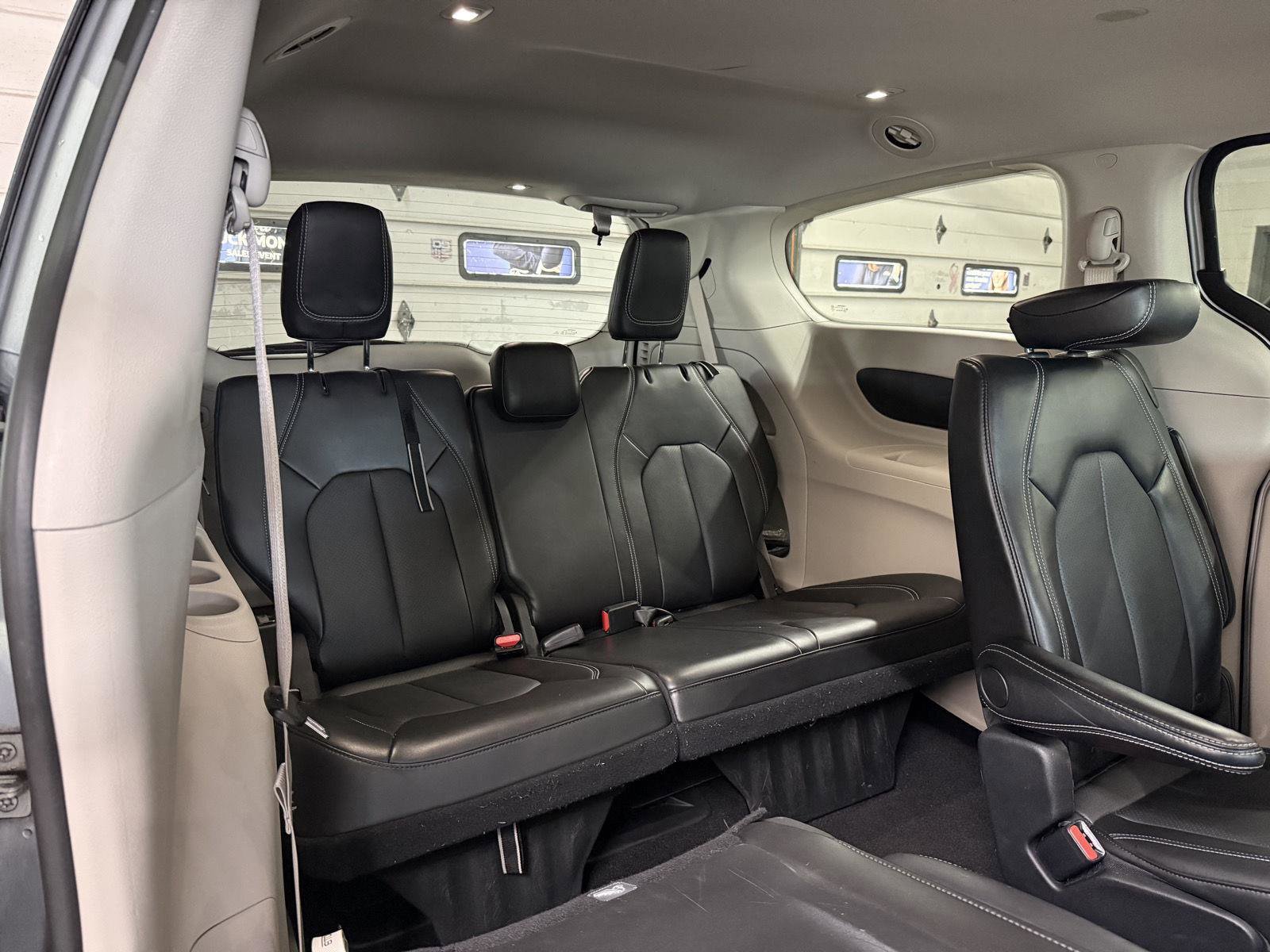 Used 2024 Chrysler Pacifica Touring-L image 21