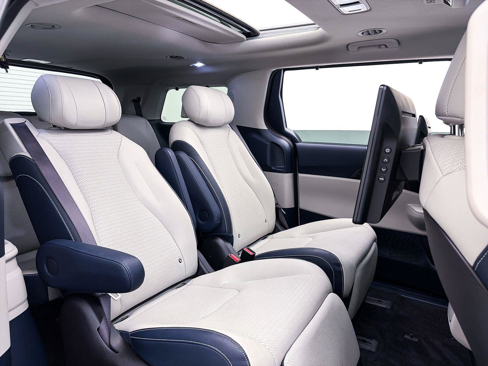 Used 2025 Kia Carnival SX Prestige FWD image 40