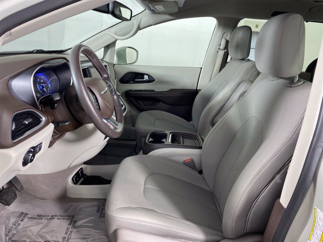 Used 2020 Chrysler Pacifica Touring w/ Cold Weather Group FWD image 16
