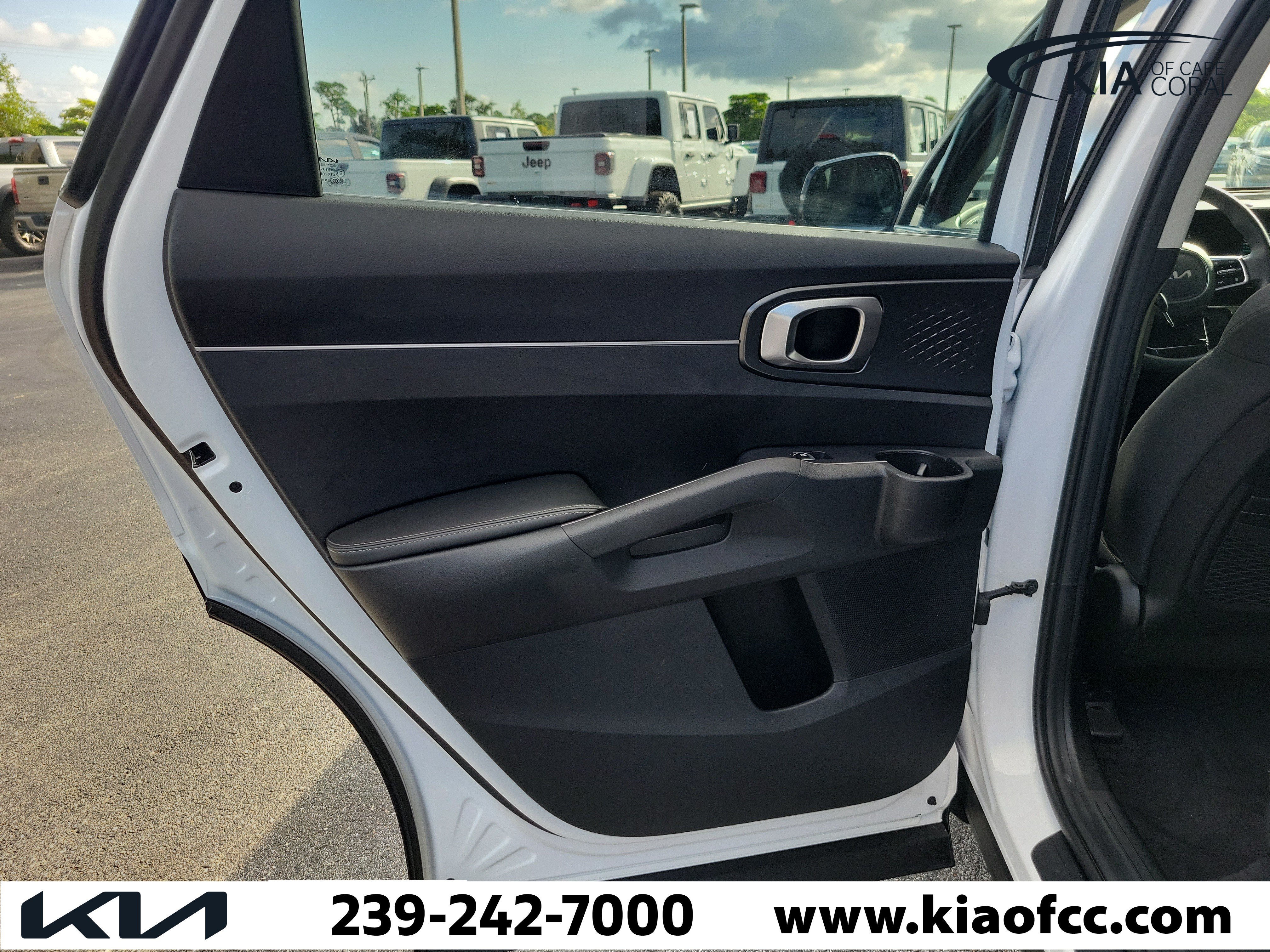 Used 2025 Kia Sorento LX FWD image 14